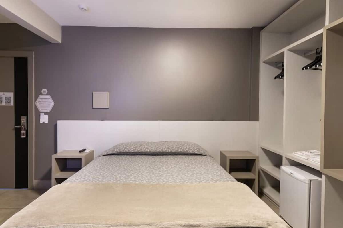 Minibar, coffres-forts dans les chambres, bureau