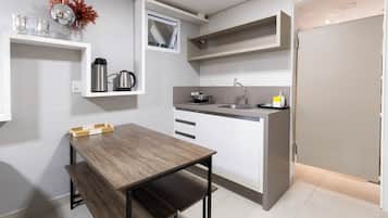 Dúplex familiar, 3 habitaciones | Sala de estar | Televisión LCD de 32 pulgadas con canales por cable