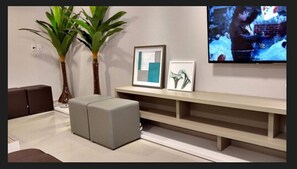 Family Duplex, 3 Bedrooms | Living room | 32-inch LCD TV with cable channels - Hotel Palmas Executivo (Balneário Camboriú)