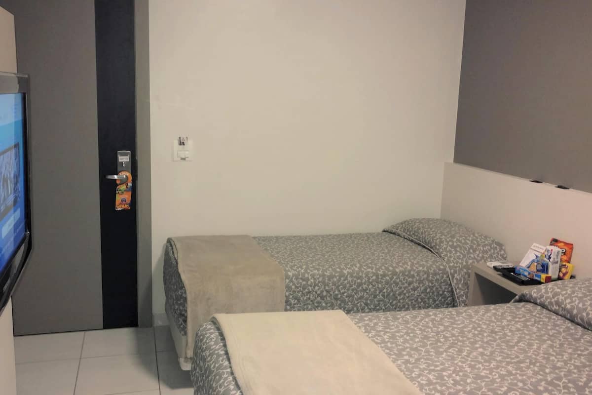 Minibar, värdeförvaringsskåp på rummet och skrivbord
