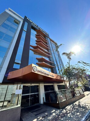 Front of property – evening/night - Hotel Palmas Executivo (Balneário Camboriú)