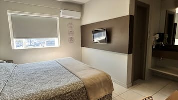 Quarto Duplo com Cama King-size | Minibar, safe på rommet, skrivebord og skrivebord for bærbar PC