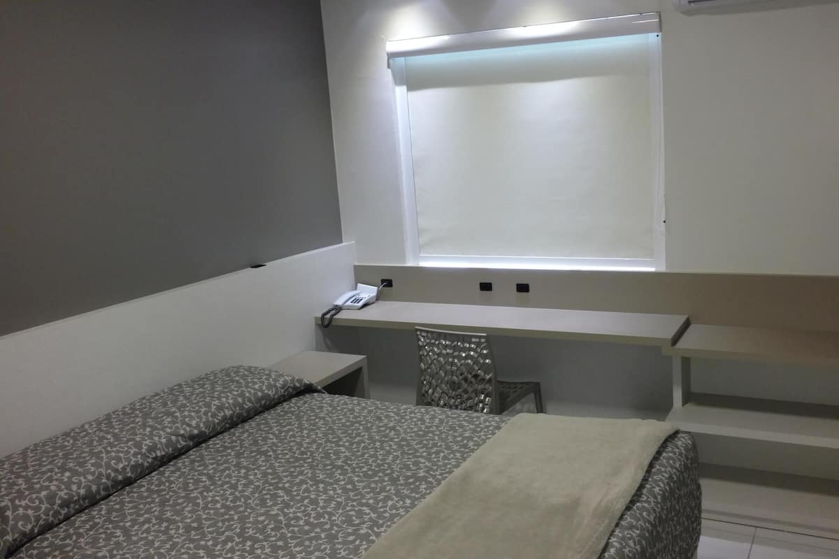 Minibar, värdeförvaringsskåp på rummet och skrivbord
