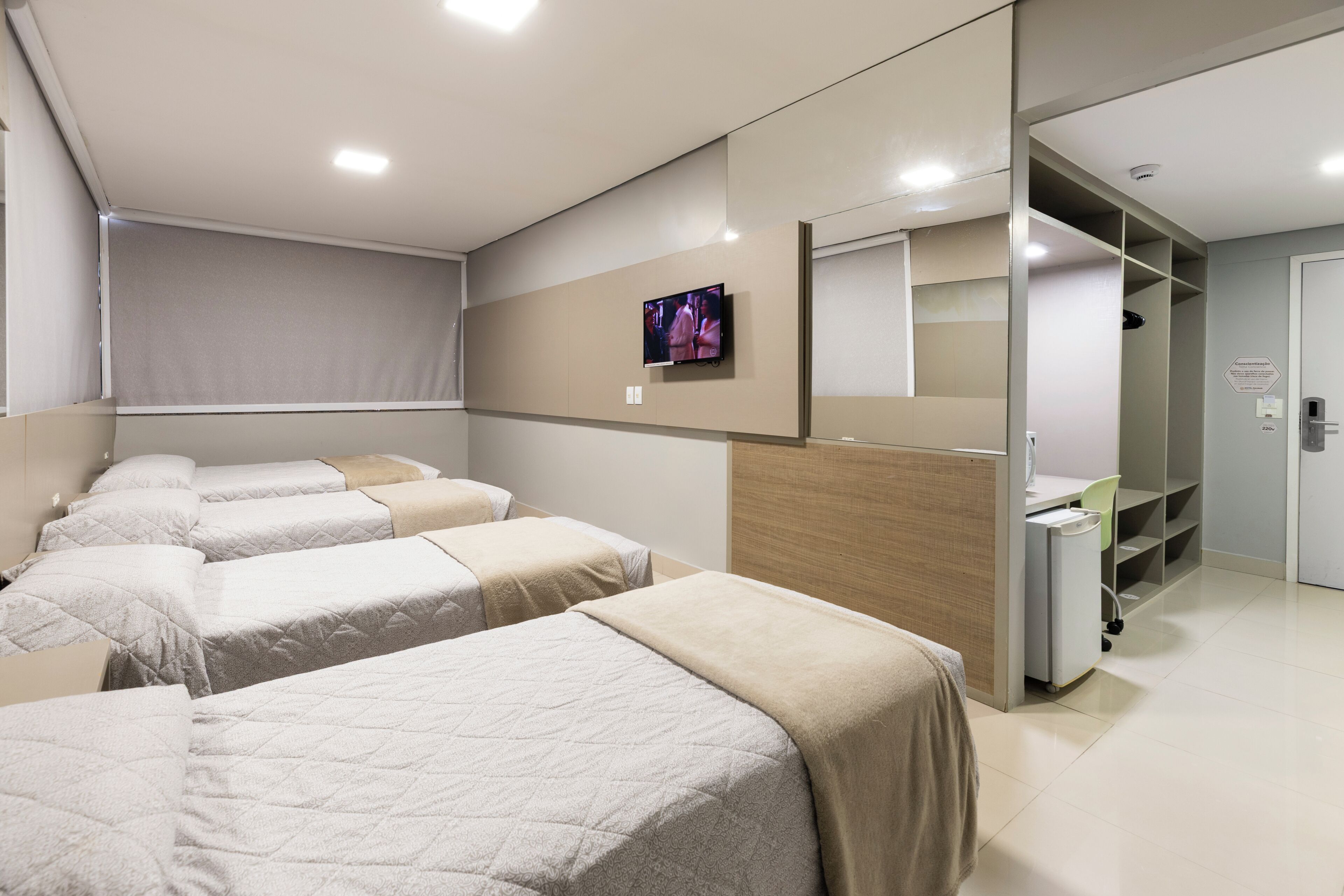 Minibar, caja de seguridad en la habitación y escritorio 