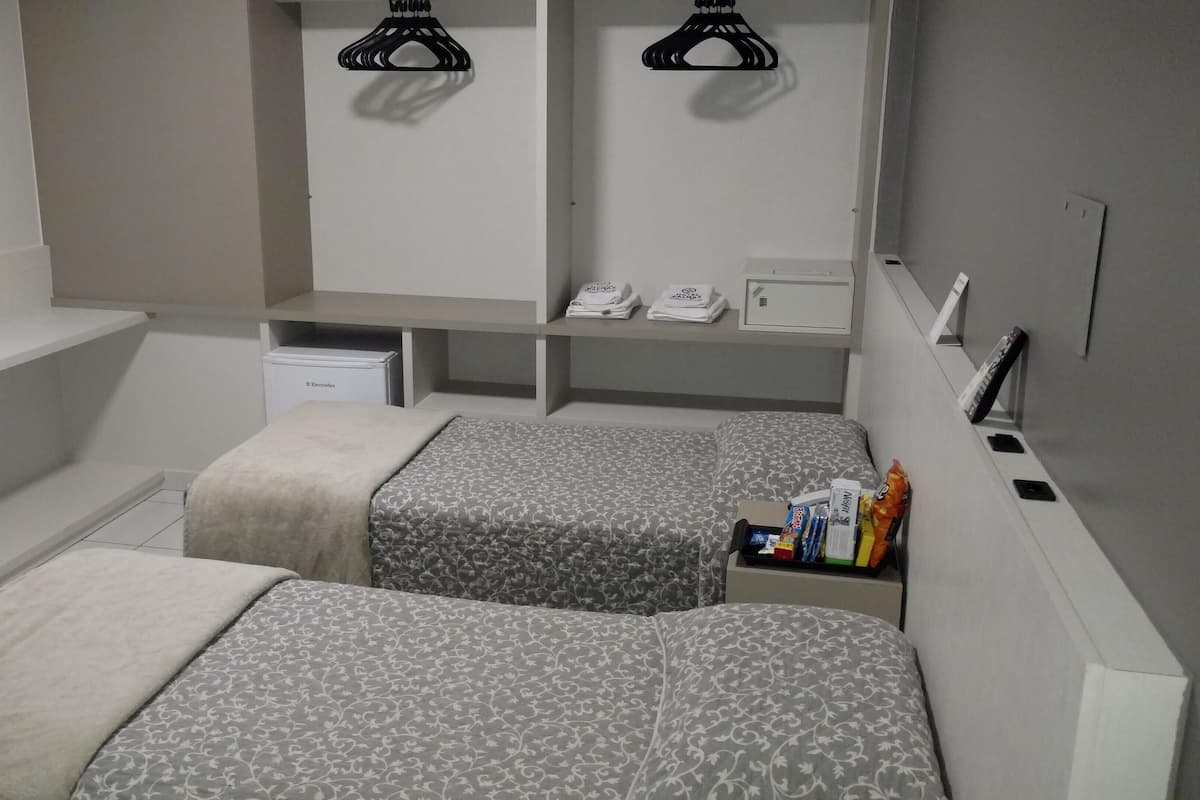 Minibar, värdeförvaringsskåp på rummet och skrivbord
