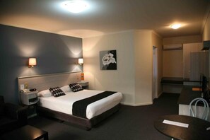 Minibar, desk, blackout drapes, iron/ironing board - ibis Styles Adelaide Manor (Gepps Cross)