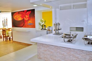 Petit déjeuner et déjeuner servis sur place, spécialités Cuisine locale