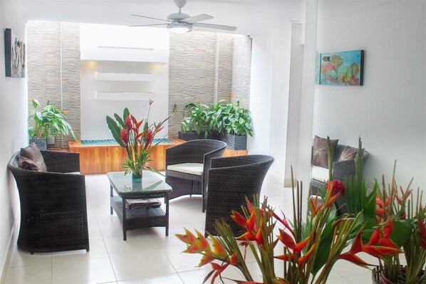 Télévision LCD de 32 pouces avec chaînes par câble, télévision