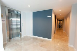 Hallway - Nantra Ploenchit (Bangkok)