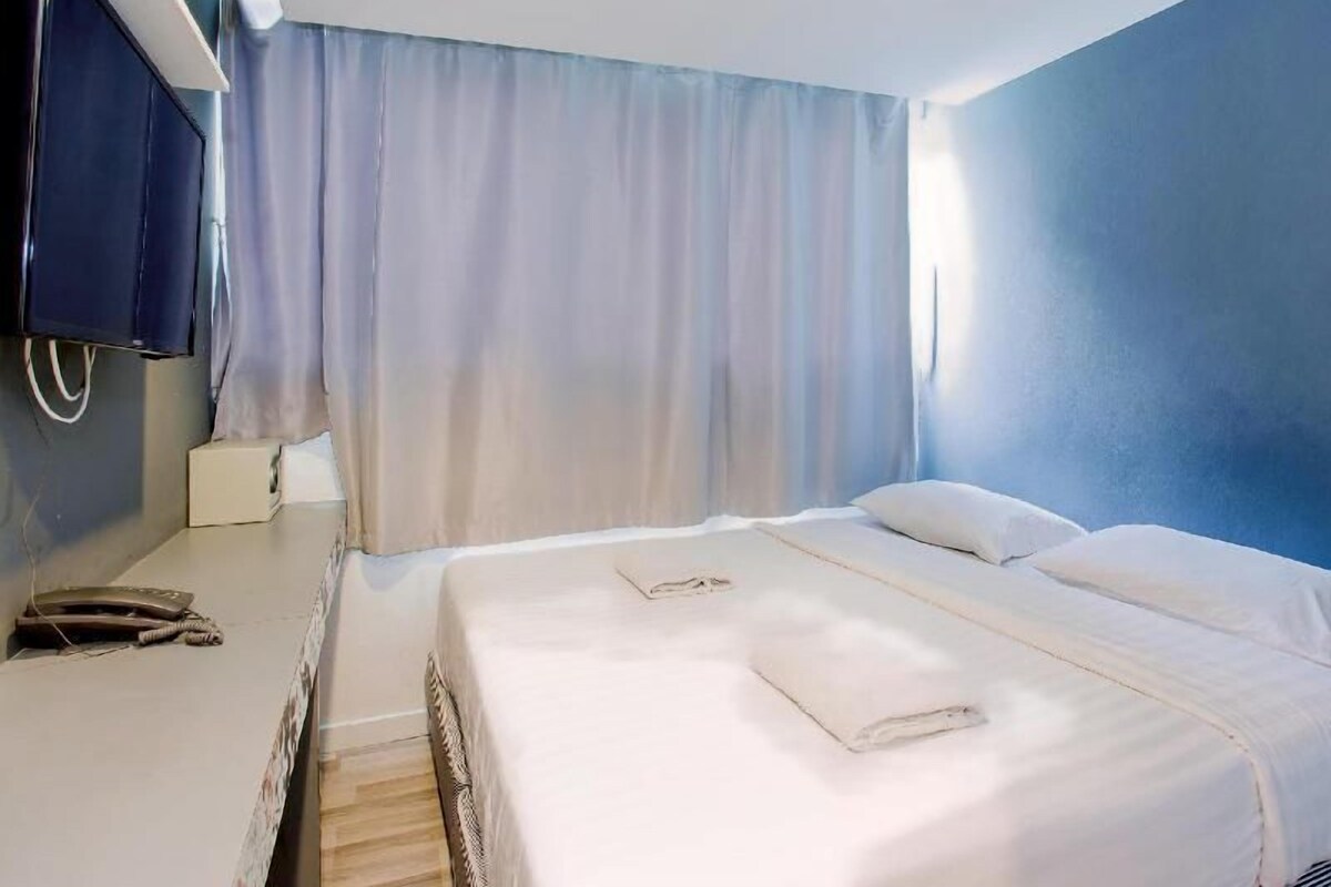 In-room safe, WiFi (free), bed sheets