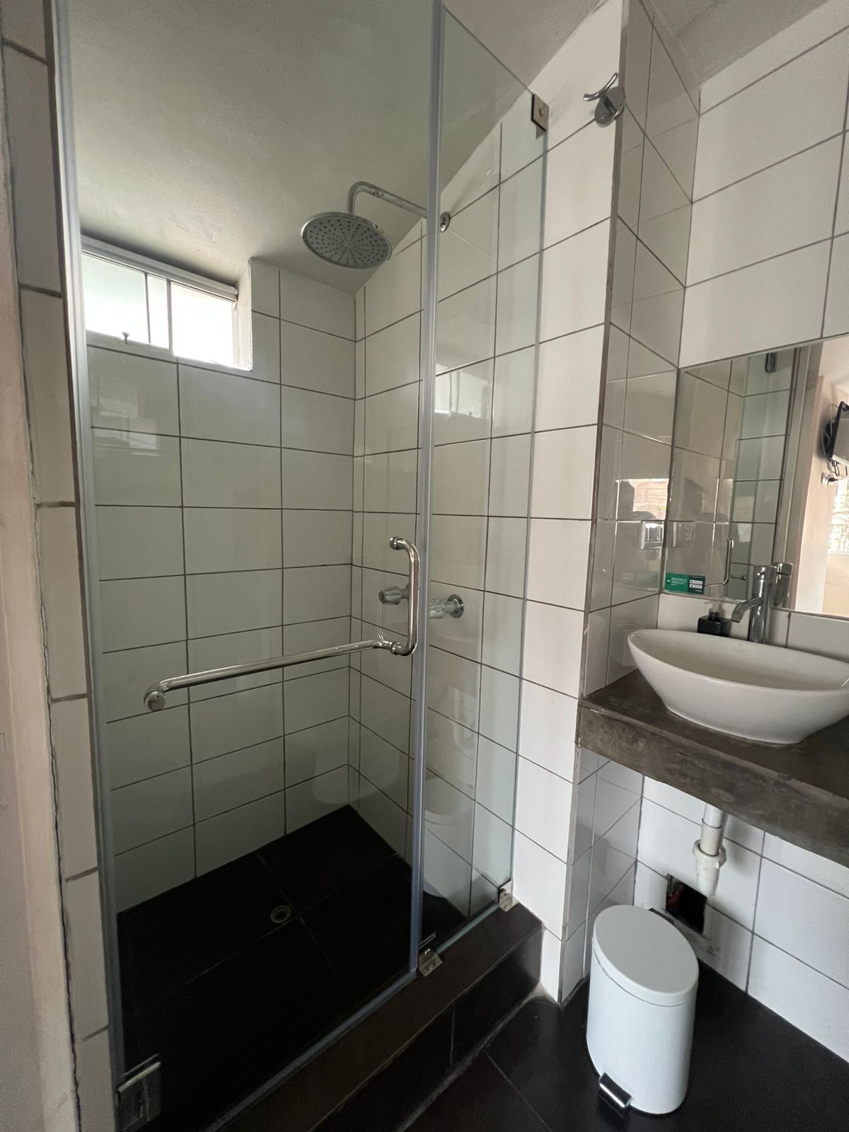Quarto casal econômico | Banheiro | Chuveiro, produtos de toalete grátis, toalhas de banho 