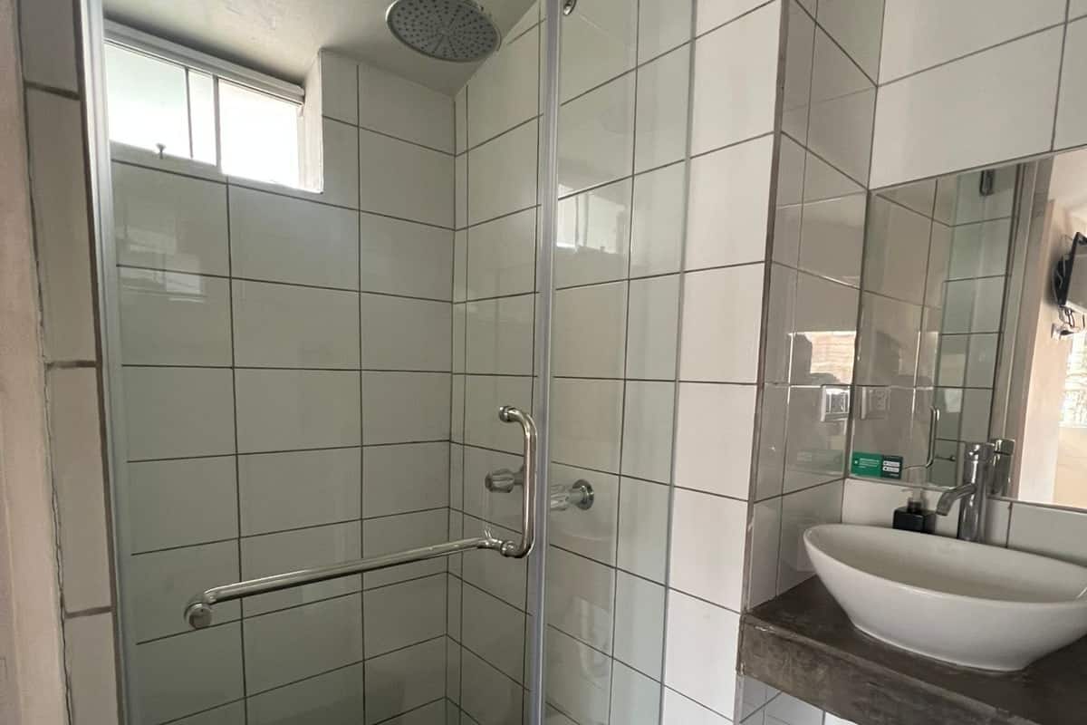 Kamar Double Ekonomi | Kamar mandi | Shower, perlengkapan mandi gratis,  dan handuk