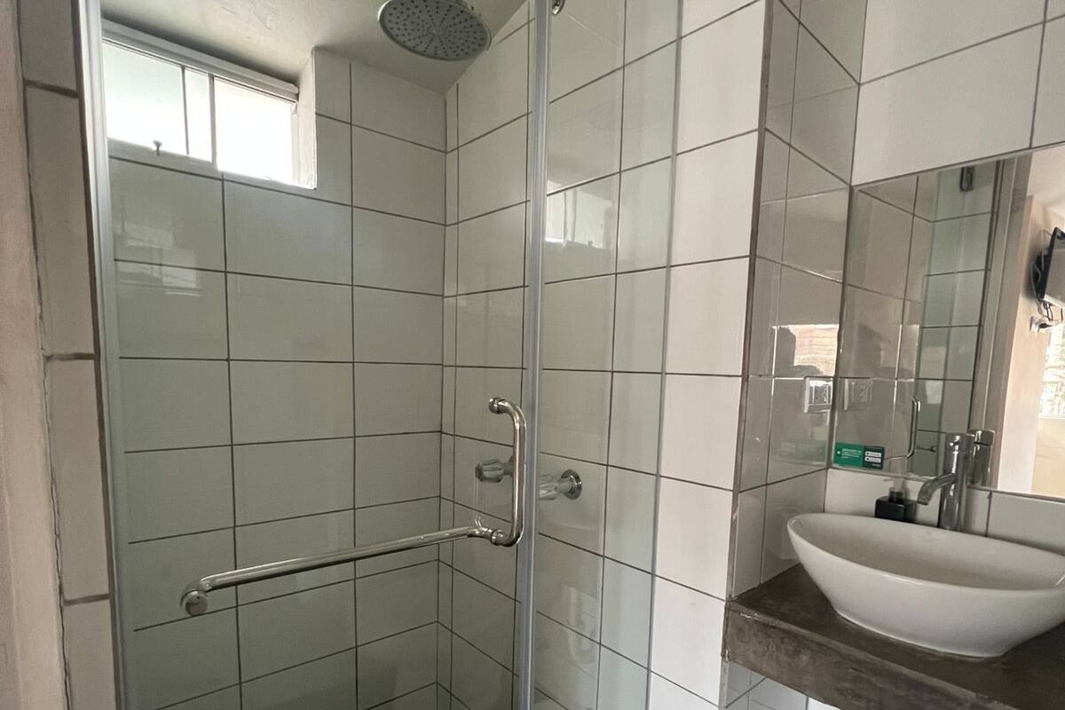 Quarto casal econômico | Banheiro | Chuveiro, produtos de toalete grátis, toalhas de banho