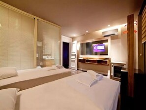Hochwertige Bettwaren, Betten mit Memory-Foam-Matratzen, Minibar