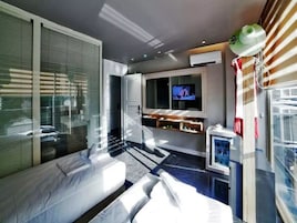Ropa de cama de alta calidad, colchones viscoelásticos, minibar