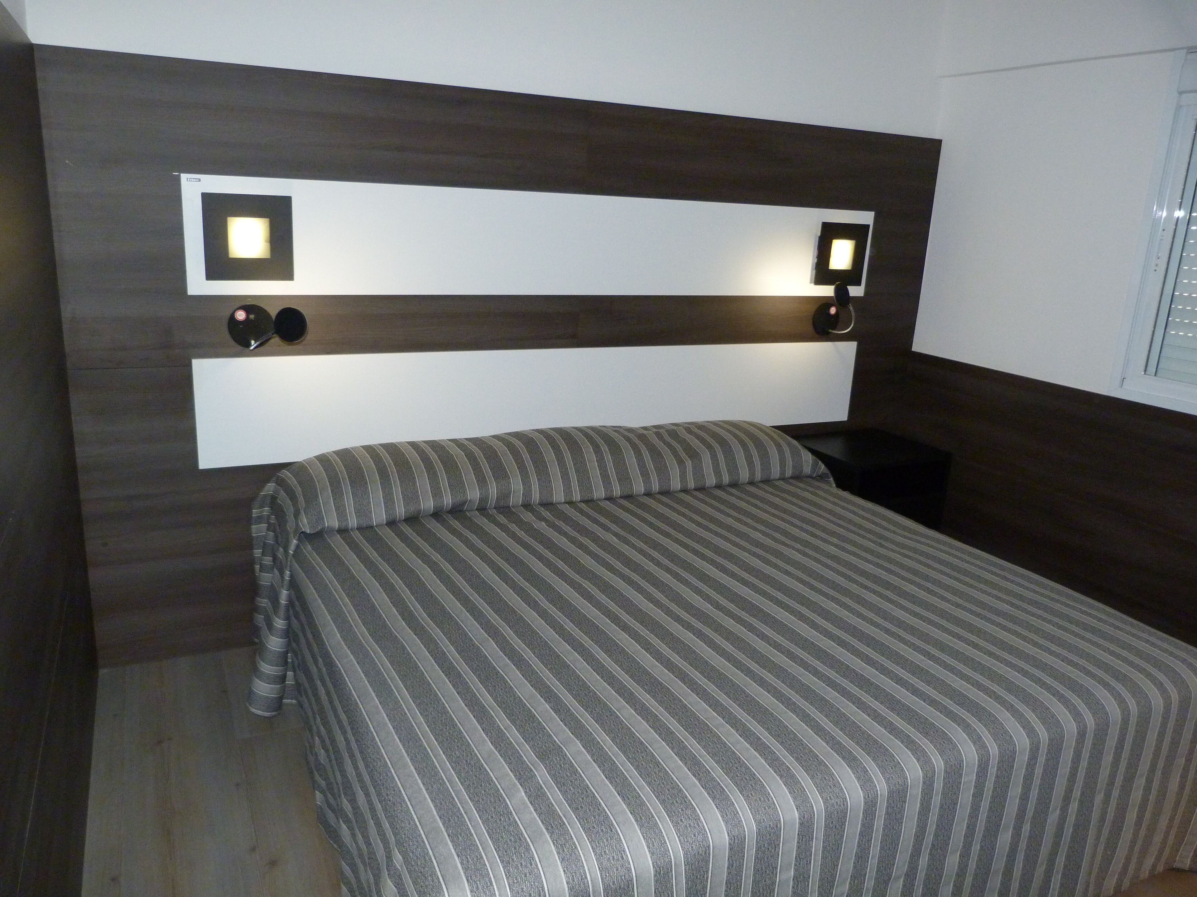 Minibar, coffres-forts dans les chambres, bureau, rideaux occultants