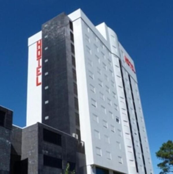 Un moderno edificio de hotel con un llamativo letrero que dice 'HOTEL'.