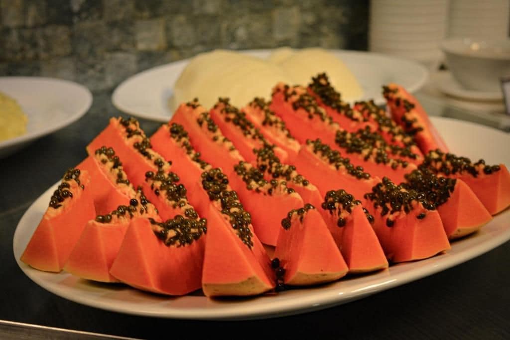 Un plato con porciones triangulares de comida, posiblemente un postre, dispuestas sobre un plato blanco.