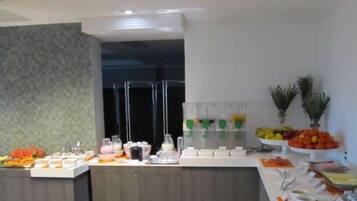 Una mesa de buffet con diversos alimentos y bebidas.