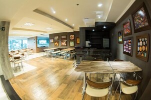 Se sirven desayunos, almuerzos, cenas y cocina brasileña 