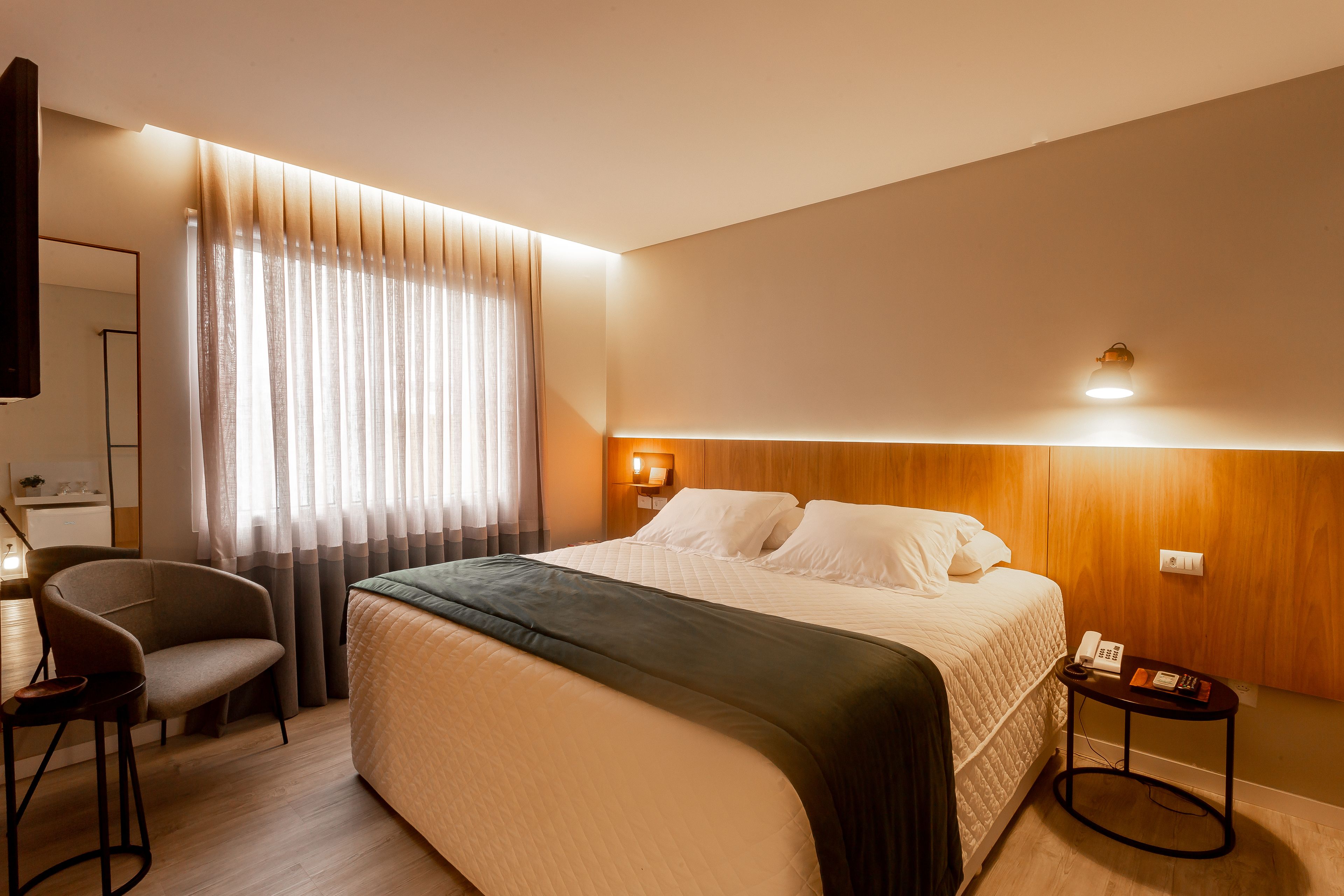 Quarto casal superior, 1 cama King, banheira de imersão | Frigobar, cofres nos quartos, cortinas blackout, Wi-Fi de cortesia