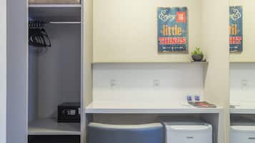 Minibar, caja de seguridad en la habitación y cortinas blackout