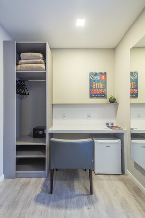 Suite Familia | Minibar, caja de seguridad en la habitación y cortinas blackout 