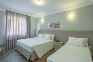 Standard trippelrum | Minibar, värdeförvaringsskåp på rummet och mörkläggningsgardiner