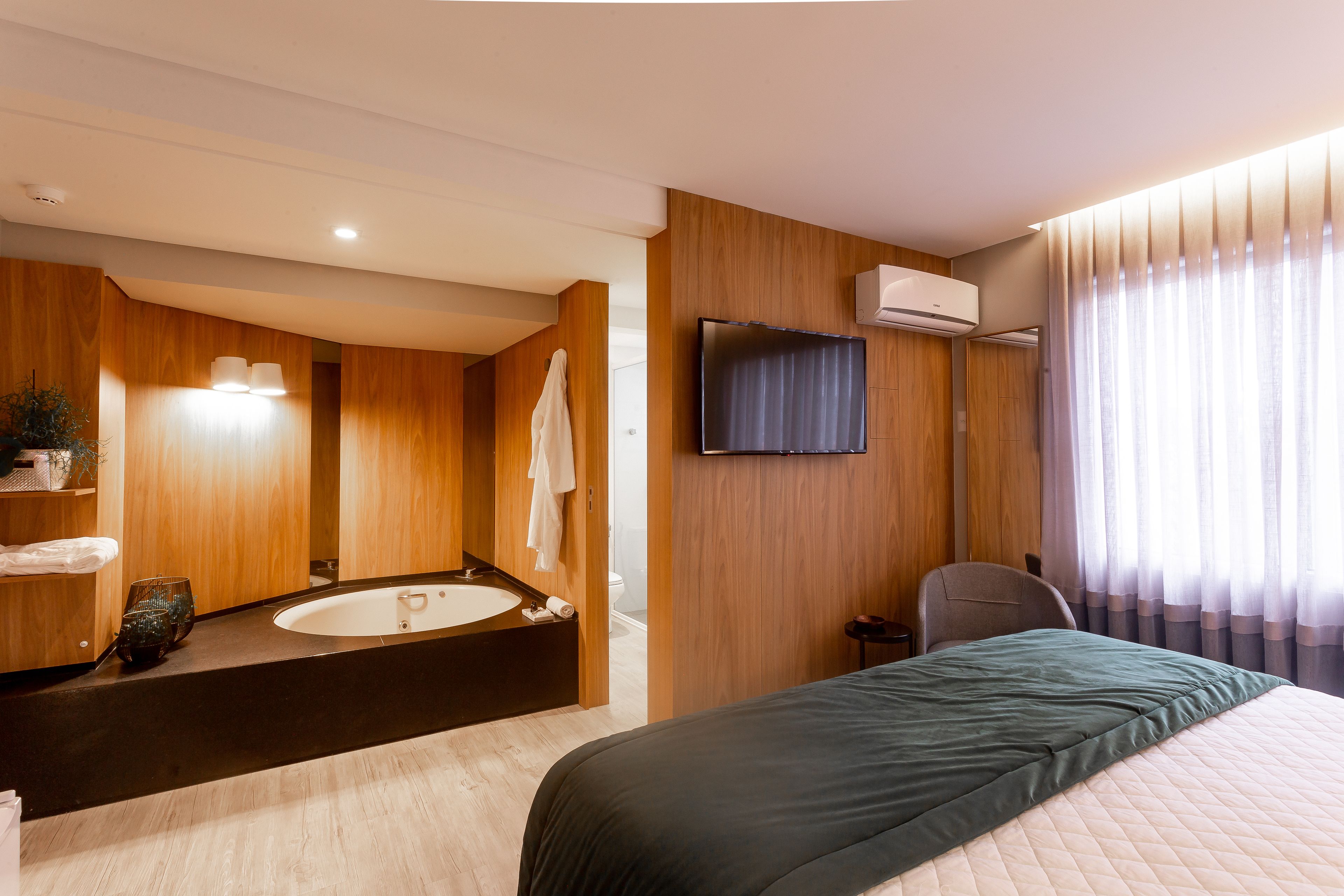 superior double room, 1 king bed, hot tub | minibar, in-room safe, blackout curtains, free wifi