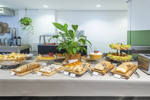 Tägliches inbegriffenes großes Frühstück