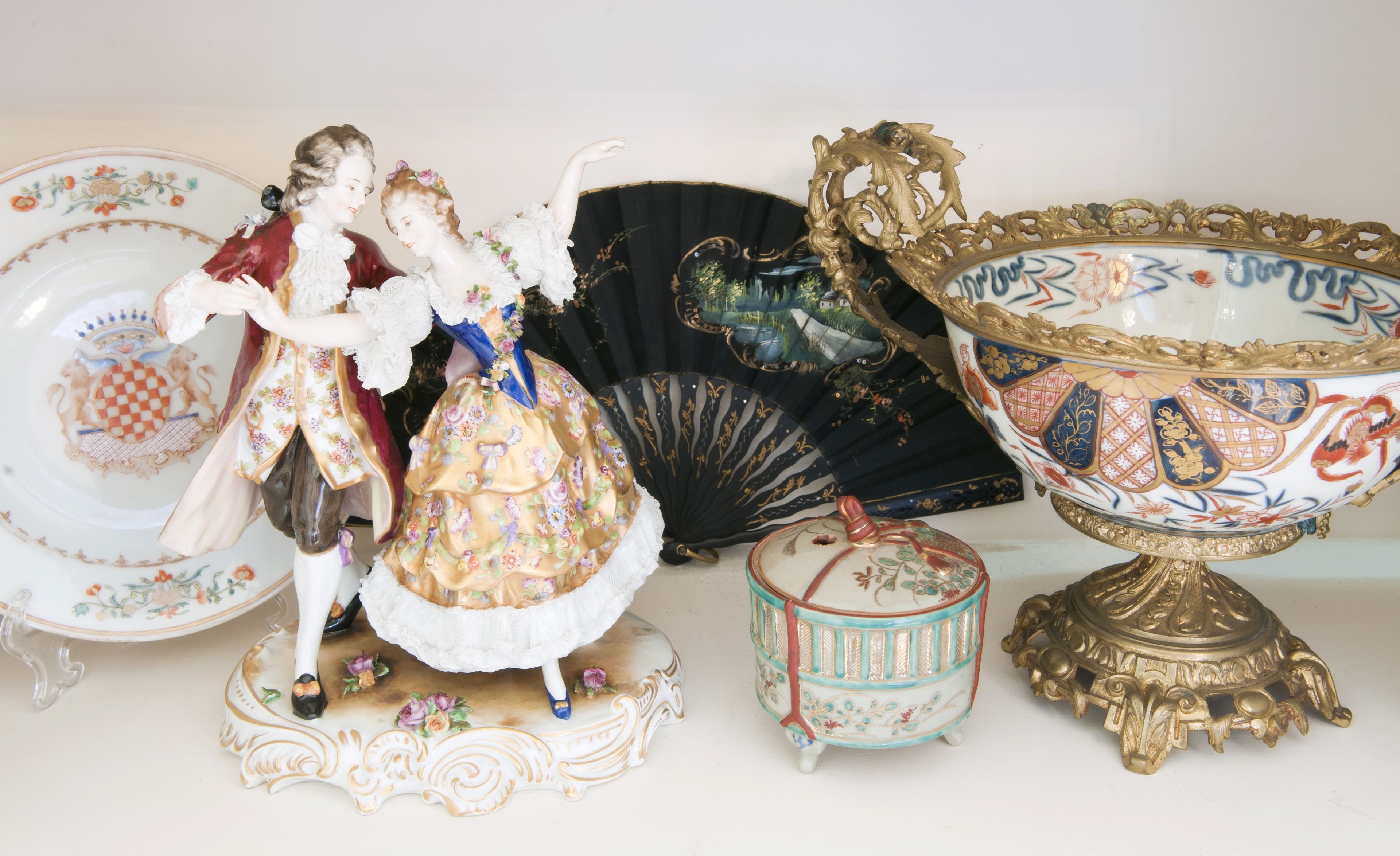 Eine Auswahl antiker Porzellanfiguren, ein Fächer und eine Zierbowl.