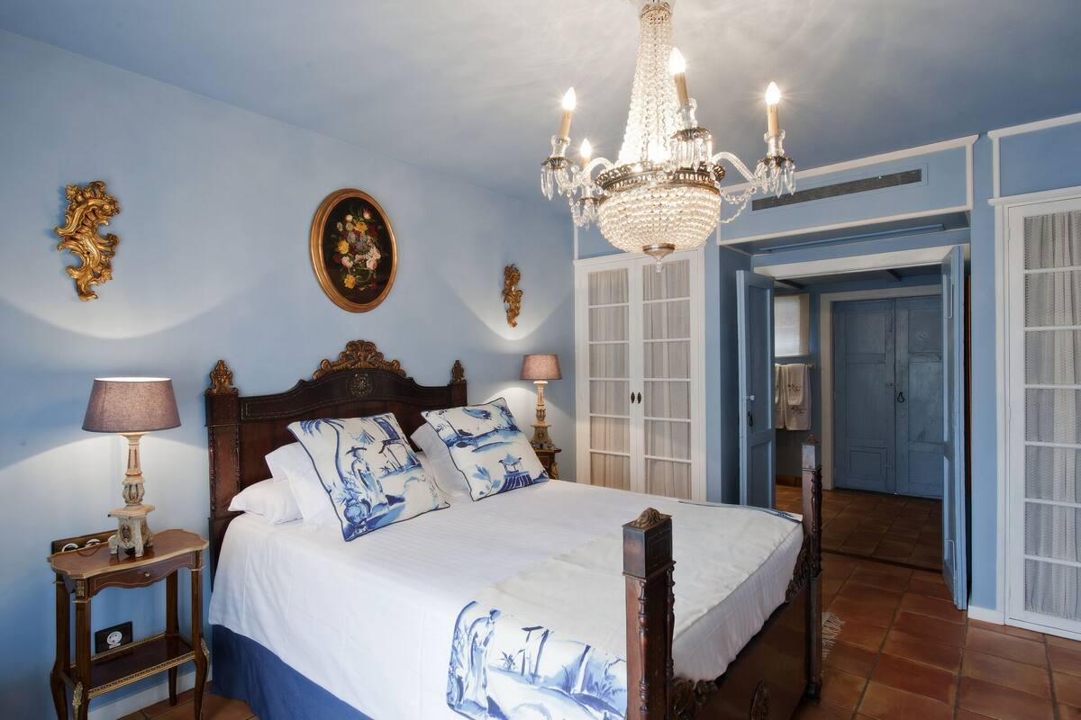 Ropa de cama de alta calidad y artículos del minibar gratis