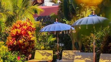 Piscine extérieure, parasols de plage, chaises longues