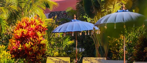 Piscine extérieure, parasols de plage, chaises longues