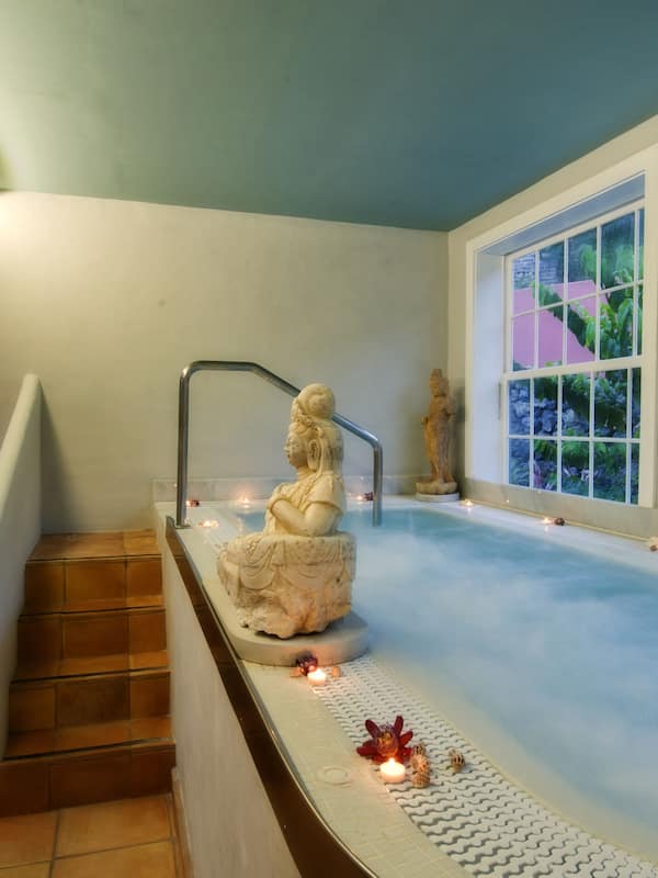 Outdoor treatment areas, sauna, hot tub, body treatments, aromatherapy