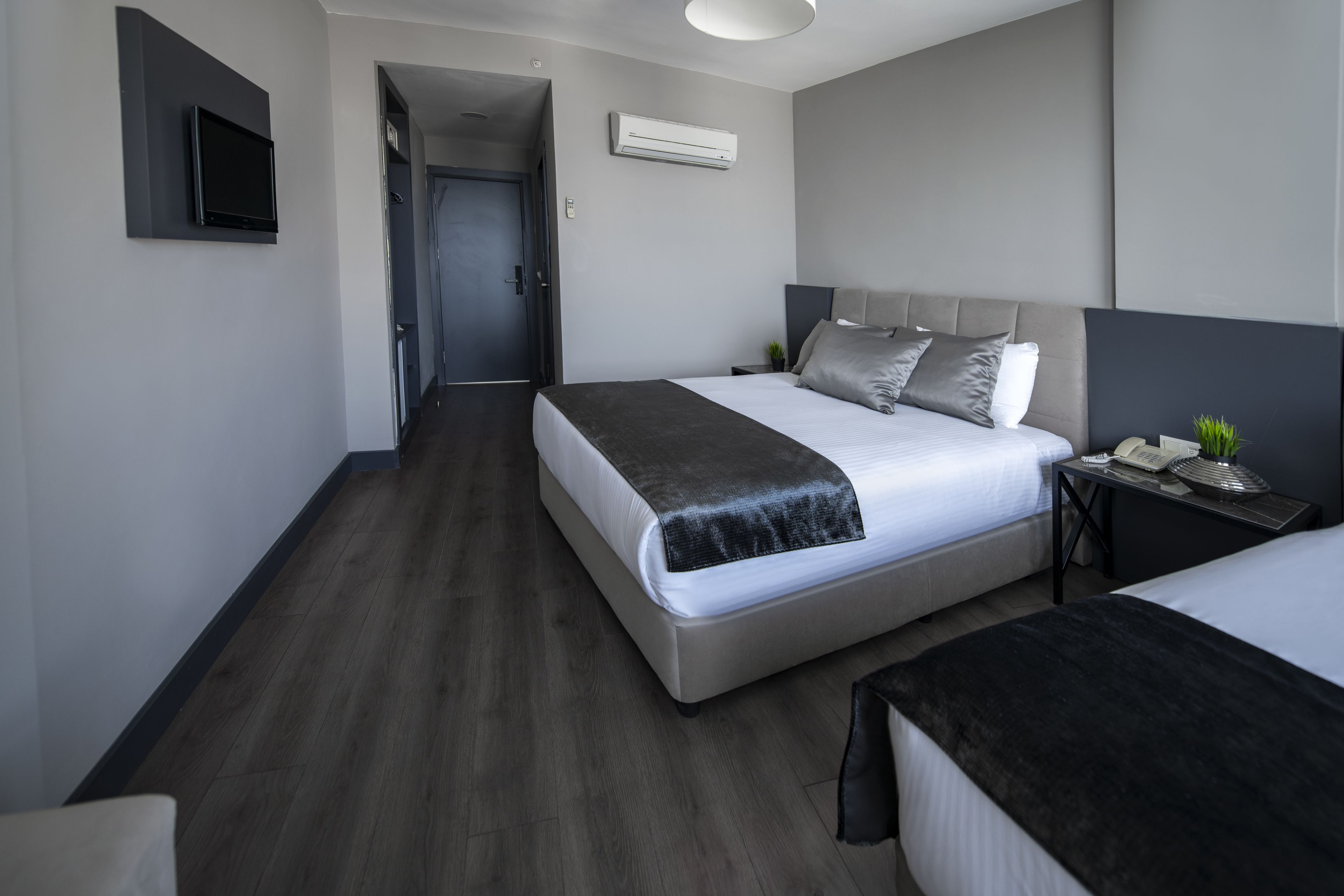 迷你吧,客房内保险箱,办公桌,笔记本电脑工作区