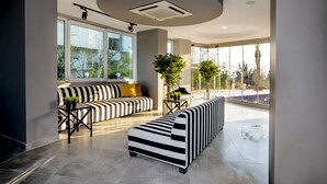 Lobby-lounge