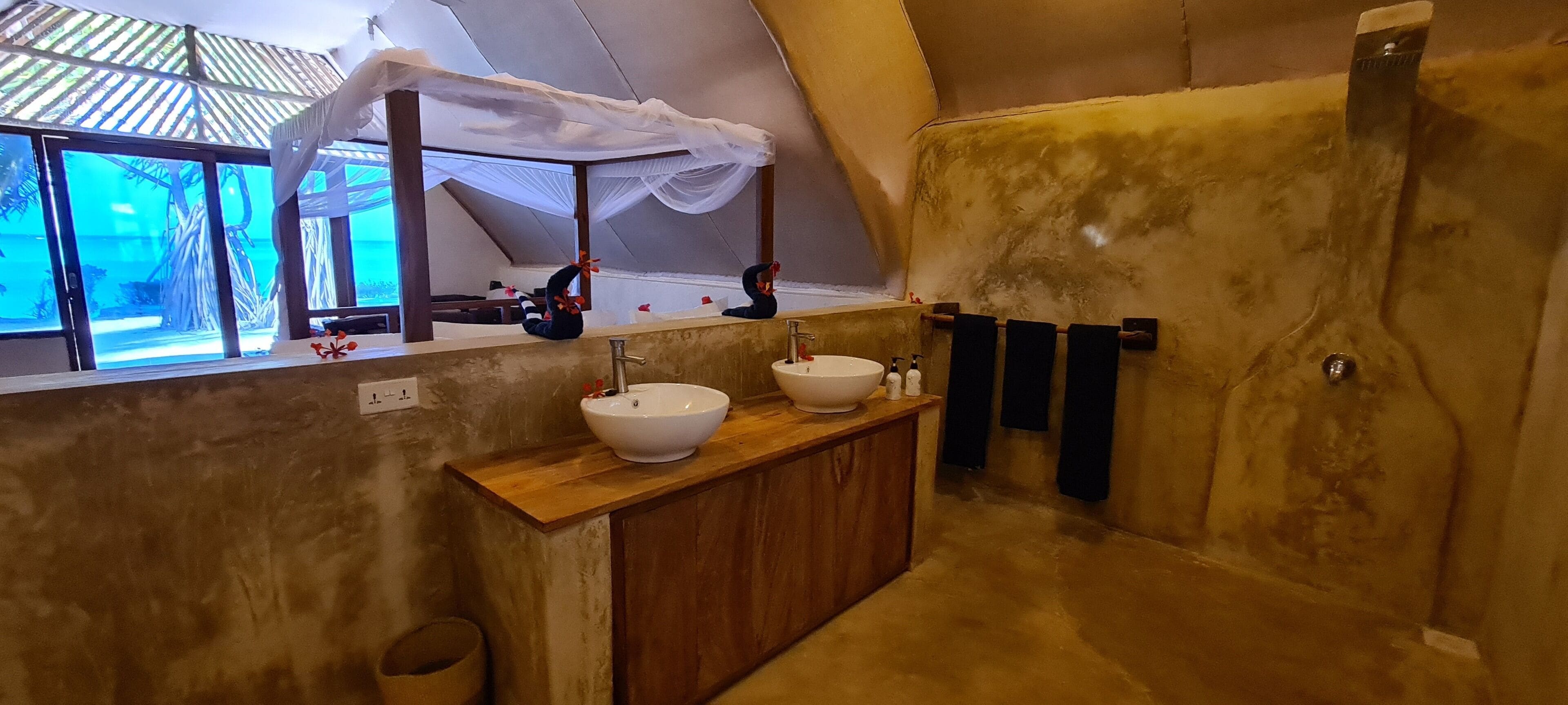 love shack deluxe | bathroom | deep-soaking bathtub, rainfall showerhead, towels