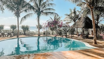 2 kolam renang terbuka, kerusi lepak pantai