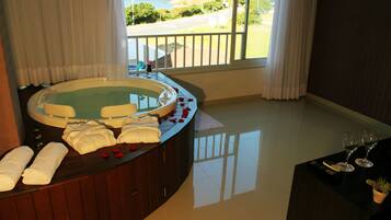 Suíte superluxo, 1 cama King, banheira de imersão | Vista do quarto