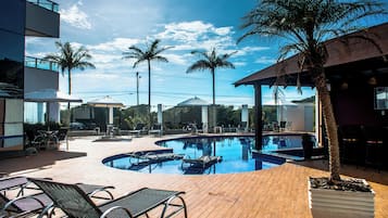 2 piscinas externas, guarda-sóis, espreguiçadeiras