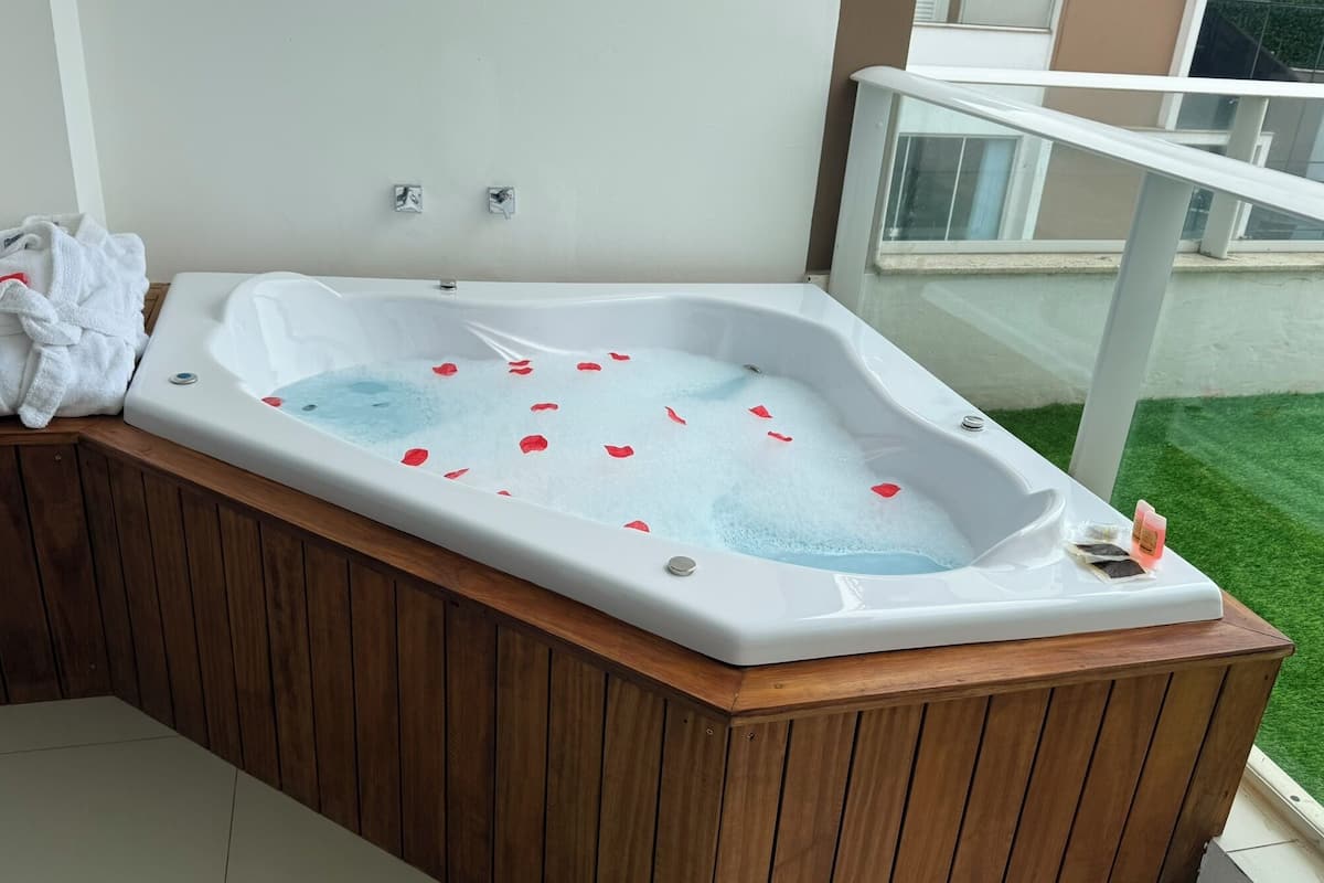 Suite with King-size bed and  Bathtub | Egyptian cotton sheets, minibar, blackout drapes, free WiFi