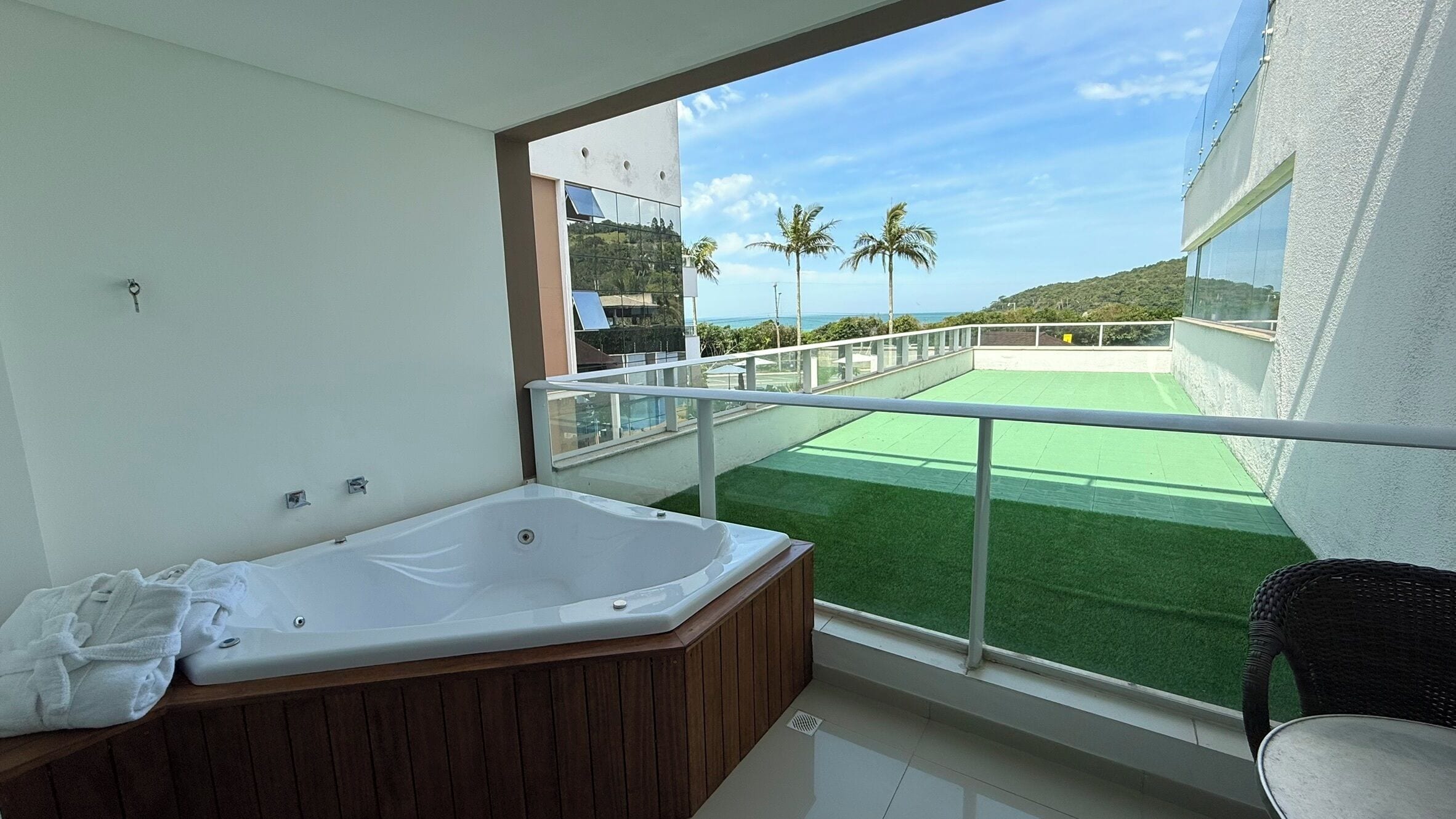 Suite with King-size bed and  Bathtub | Egyptian cotton sheets, minibar, blackout drapes, free WiFi