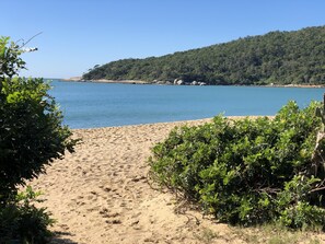 Plage, sable blanc, chaises longues, parasols