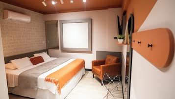 Luksusrom | Minibar, safe på rommet, individuelt innredet og skrivebord