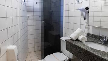 Un baño con ducha, inodoro y lavabo.