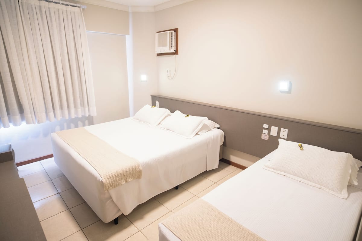 Standaard driepersoonskamer | 1 slaapkamer, een minibar, een kluis op de kamer