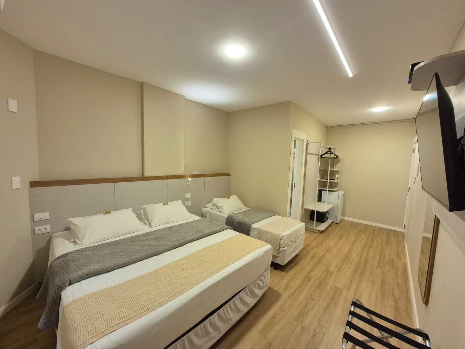 Chambre Triple Premium | Minibar, coffres-forts dans les chambres, ameublement personnalisé