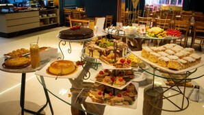 Un buffet proposant une variété de desserts et de sandwichs.