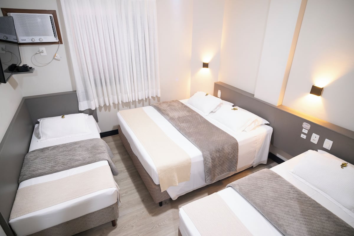 Deluxe vierpersoonskamer | 1 slaapkamer, een minibar, een kluis op de kamer